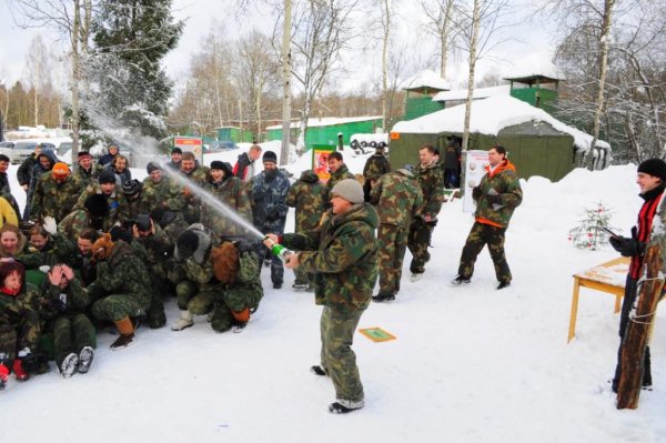 обмыв шампанским победителей